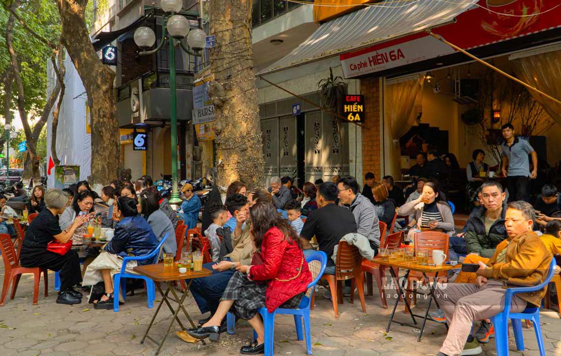 Group Tourrist try  Eggs Coffe