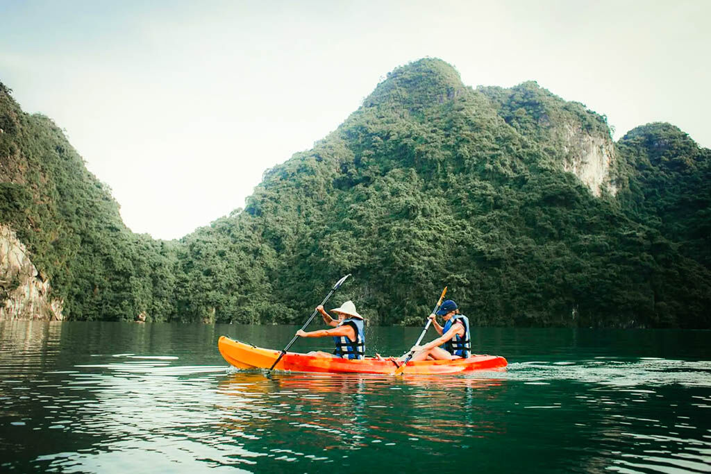 Paddle through Halong’s hidden lagoon