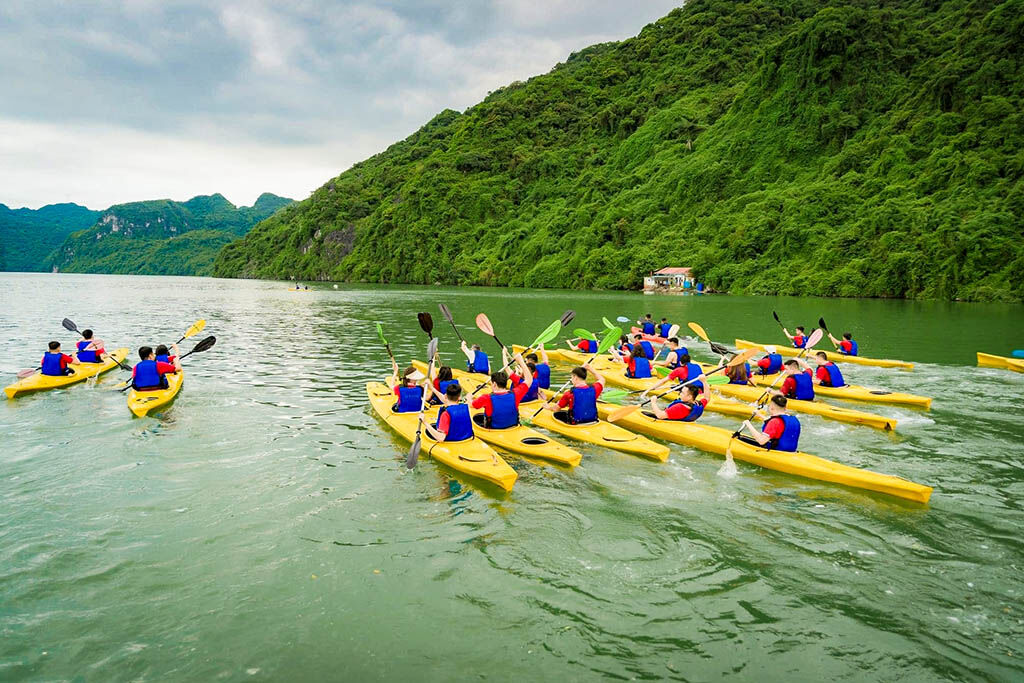 Kayak between limestone cliffs and discover peaceful corners of the bay