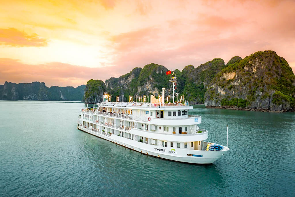 Begin your day with serenity aboard Au Co Cruise