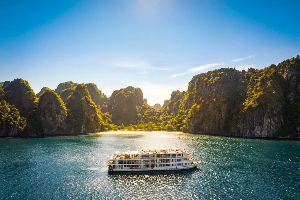 Explore hidden lagoons with Au Co Cruise