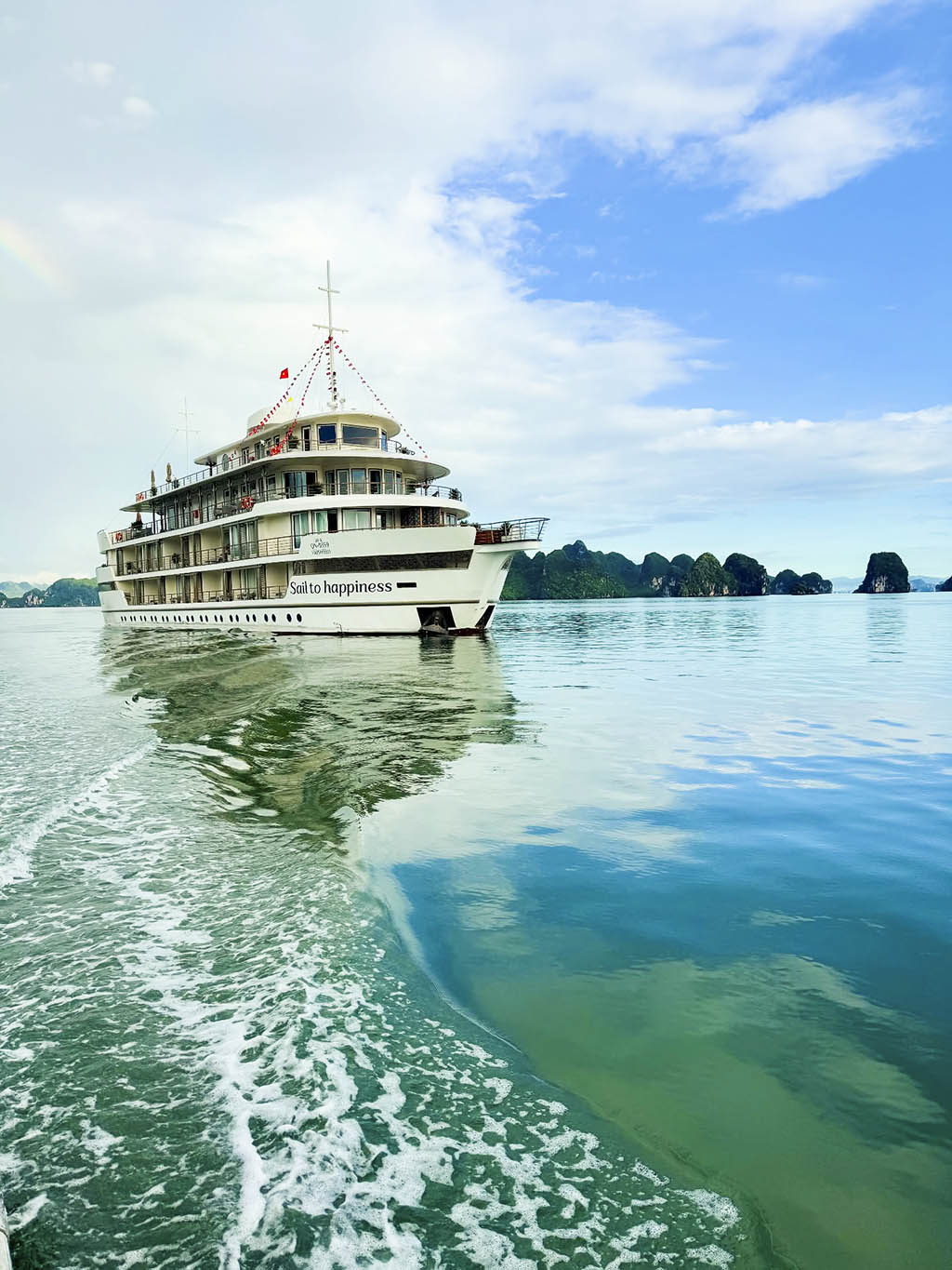 Discover Halong Bay’s hidden gems aboard your luxury cruise