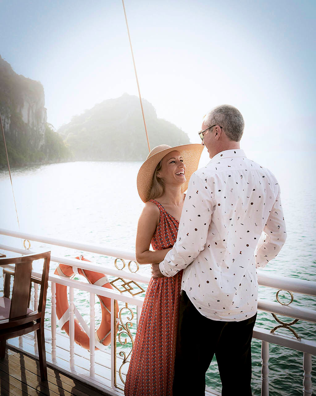 Photograph the stunning dawn at Halong Bay