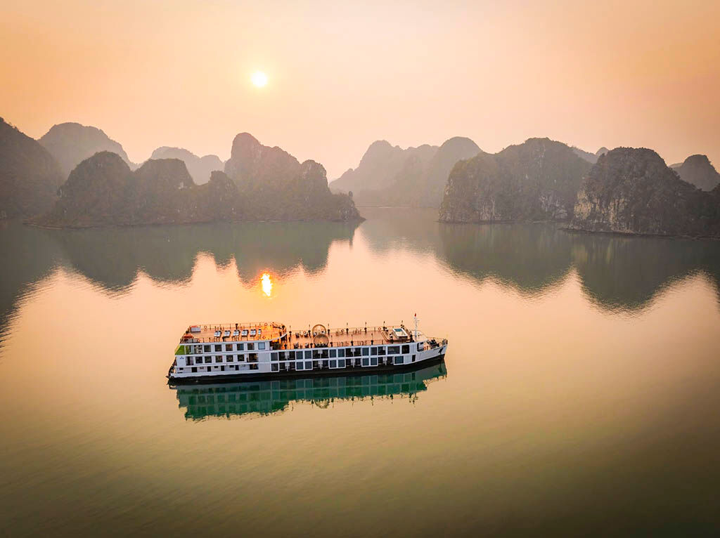 Capture the majestic beauty of Halong Bay cruises