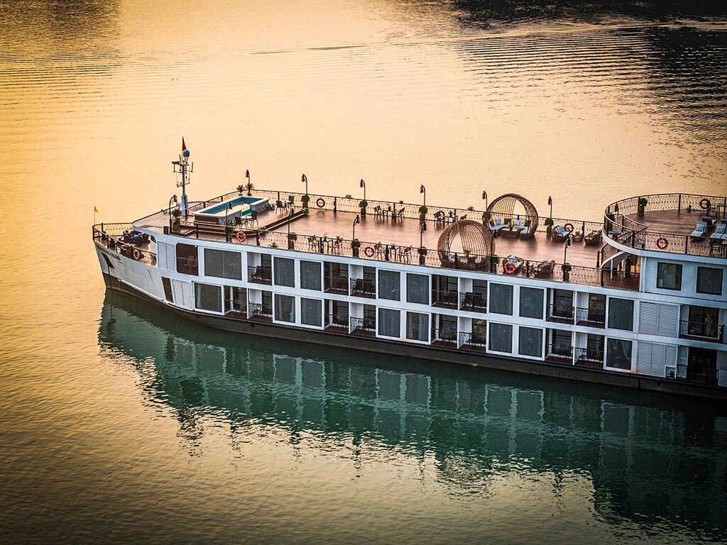 Photograph the stunning dawn at Halong Bay