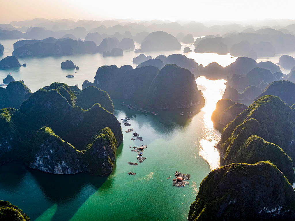 Photograph the stunning dawn at Halong Bay