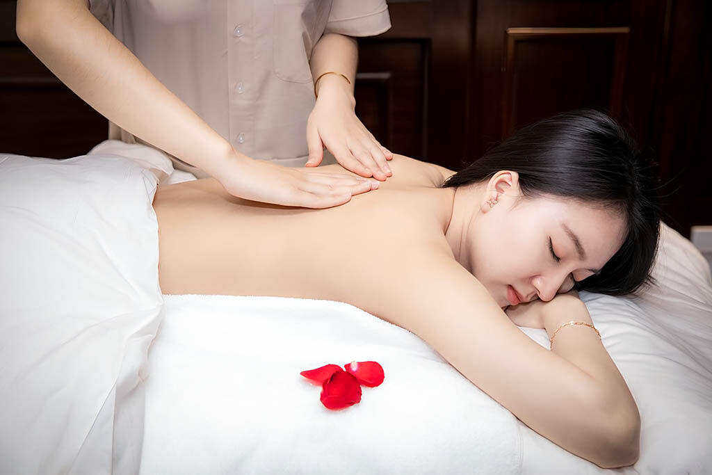 Unwind to the gentle rhythm of Halong Bay