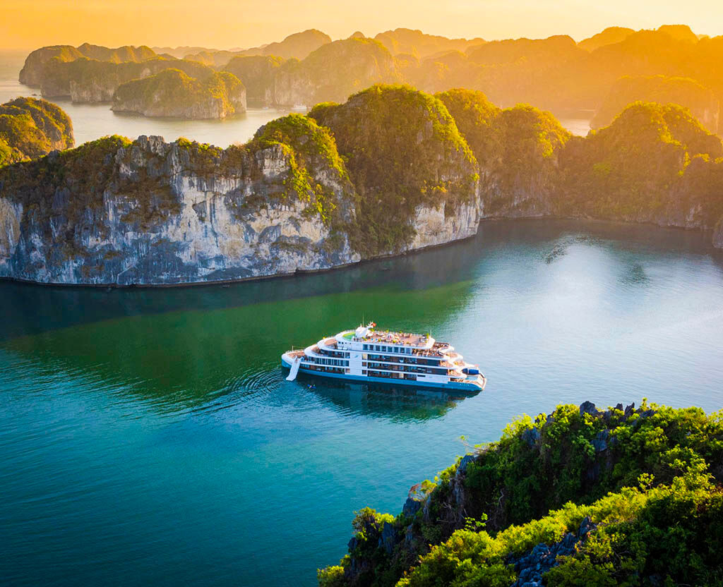 Photograph the stunning dawn at Halong Bay
