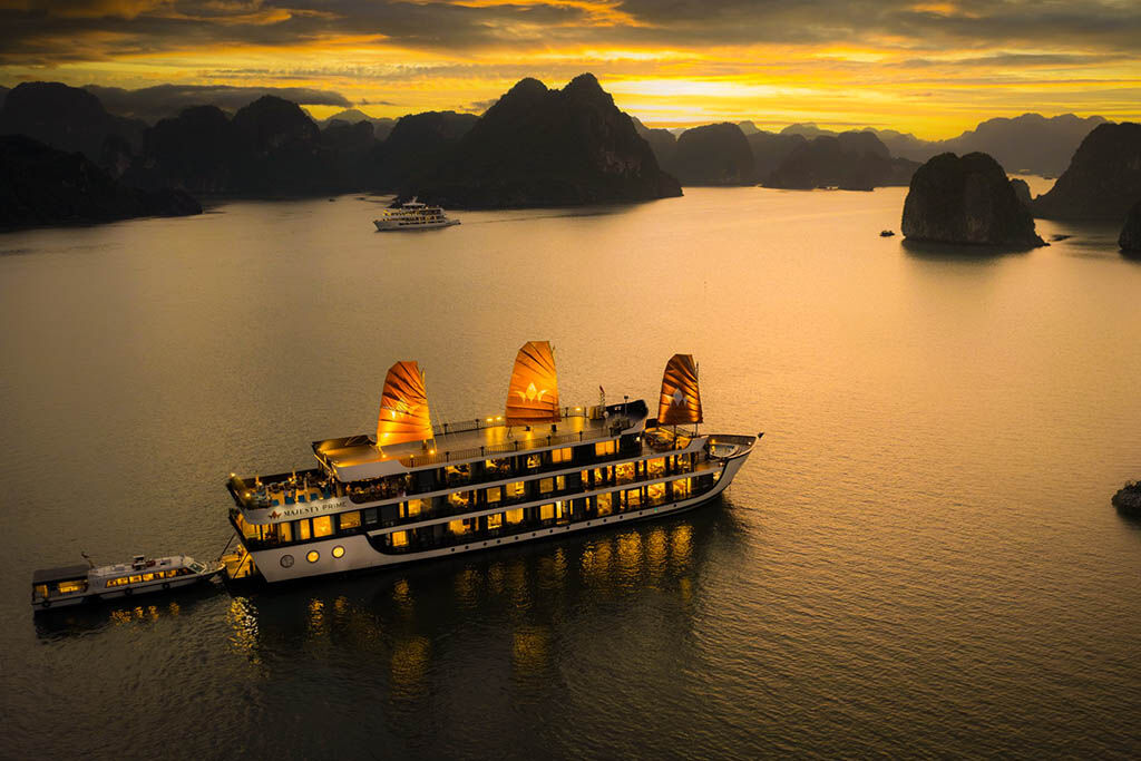End your night under Halong’s infinite sky