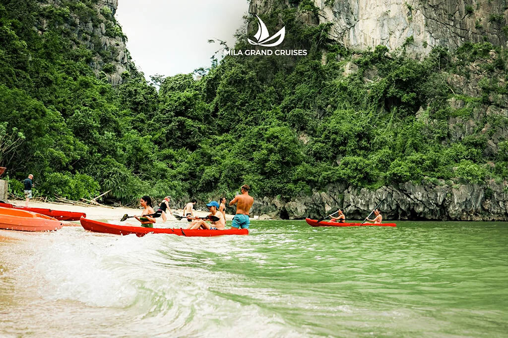 Kayak between limestone cliffs and discover peaceful corners of the bay