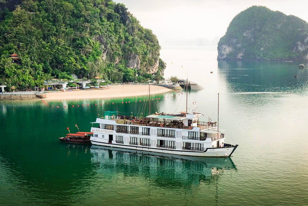 Capture the luxurious beauty of Halong Bay’s landmarks