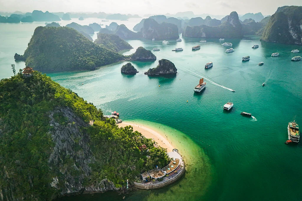 Sail into elegance and discover the timeless beauty of Halong Bay with Mila LUX Cruise