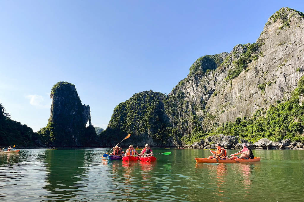 Kayak between limestone cliffs and discover peaceful corners of the bay