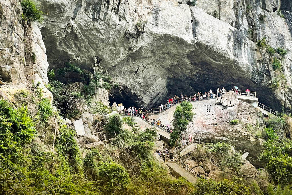 Discover mystical caves and breathtaking formations along the bay
