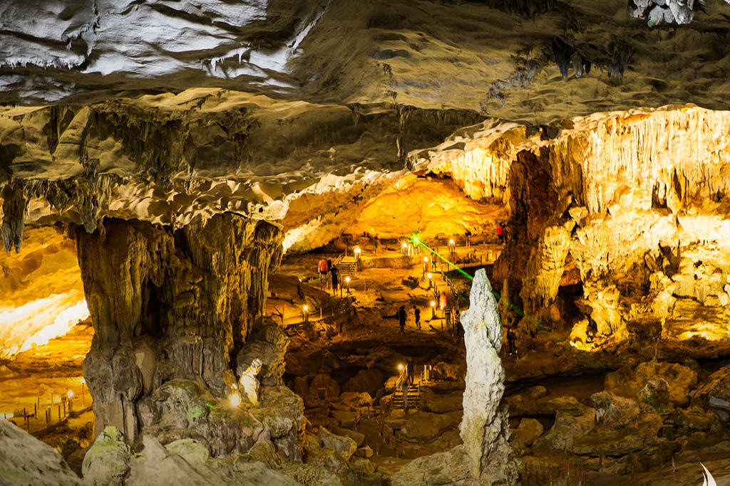 Immerse in Halong Bay’s natural heritage with cruise tips
