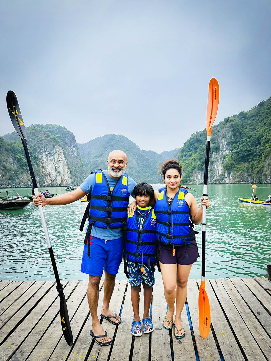Kayak between limestone cliffs and discover peaceful corners of the bay