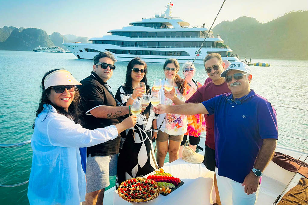 Enjoy unforgettable group moments on Halong Bay cruise