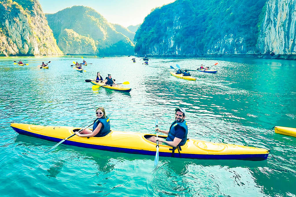 Kayak between limestone cliffs and discover peaceful corners of the bay