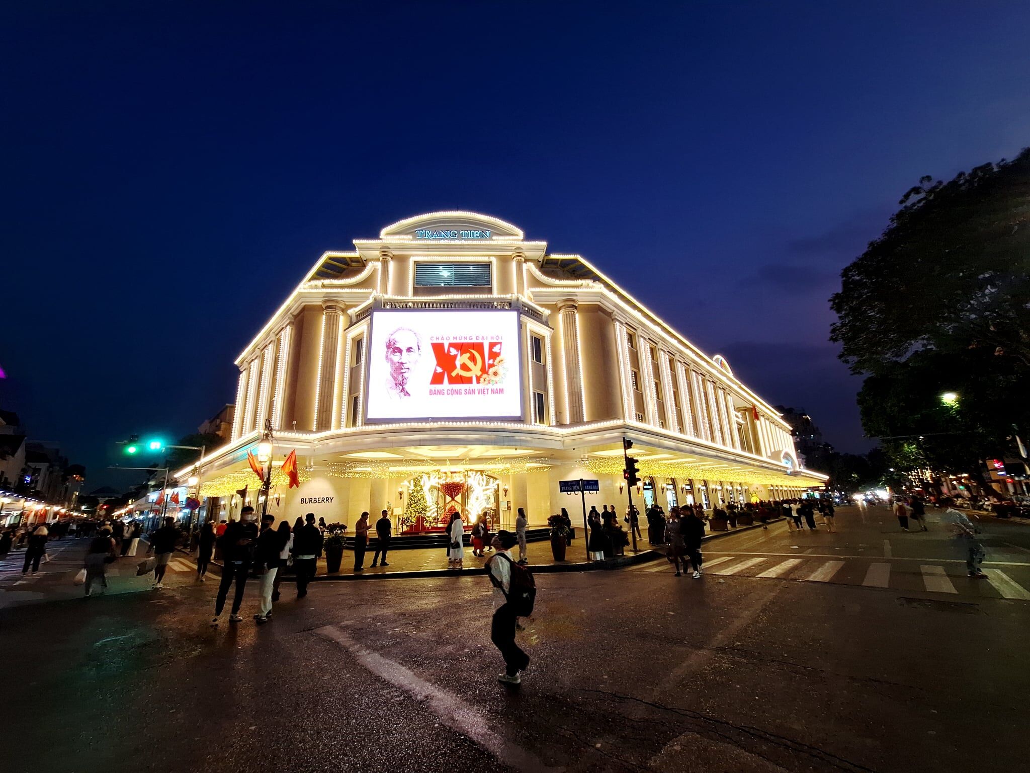 Capture the bustling beauty of Hanoi’s cultural landmarks