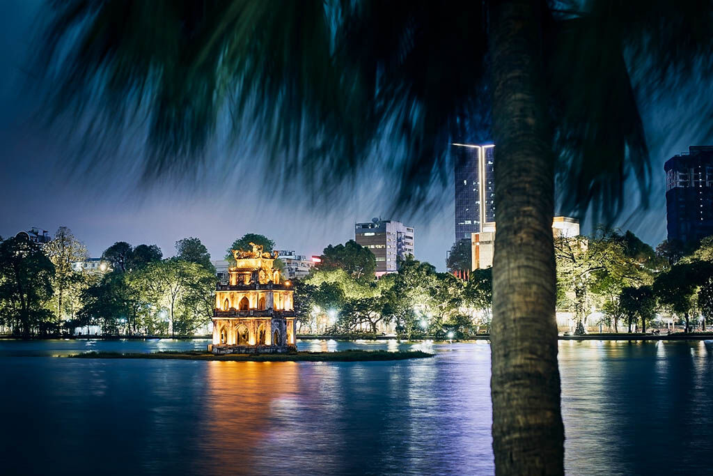 Greet the peaceful morning at Hanoi’s iconic Hoan Kiem Lake