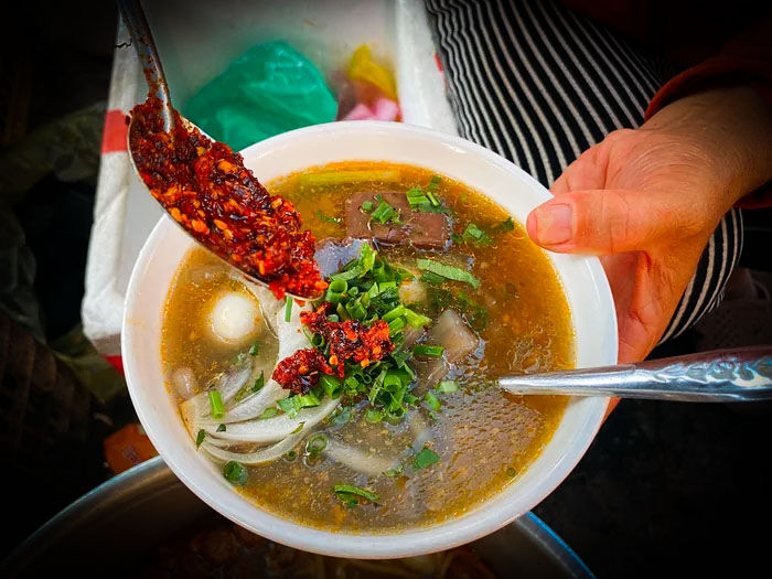 Master bánh canh cua in a hands-on cooking class
