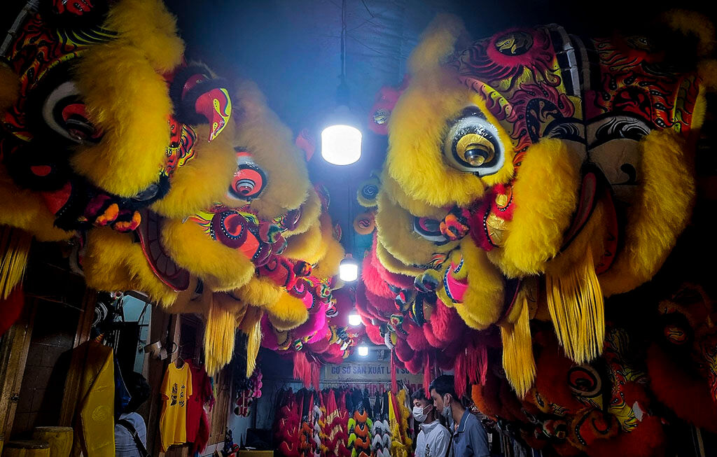 Capture the vibrant artistry of Hue’s local craft fairs