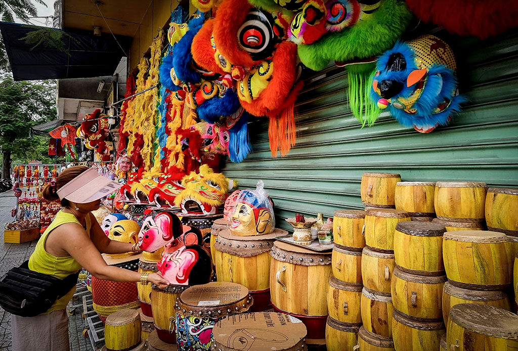 Photograph the lively spirit of Hue’s artisanal markets