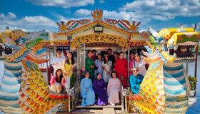Hue Dragon Boat and tourisrs