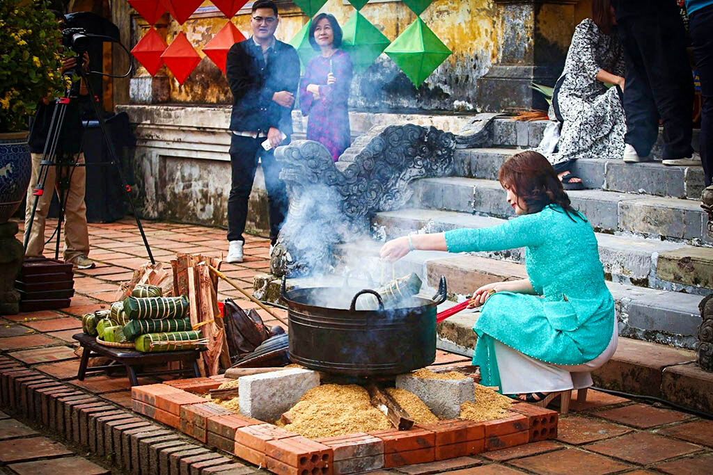 Family preparing Banh Chung