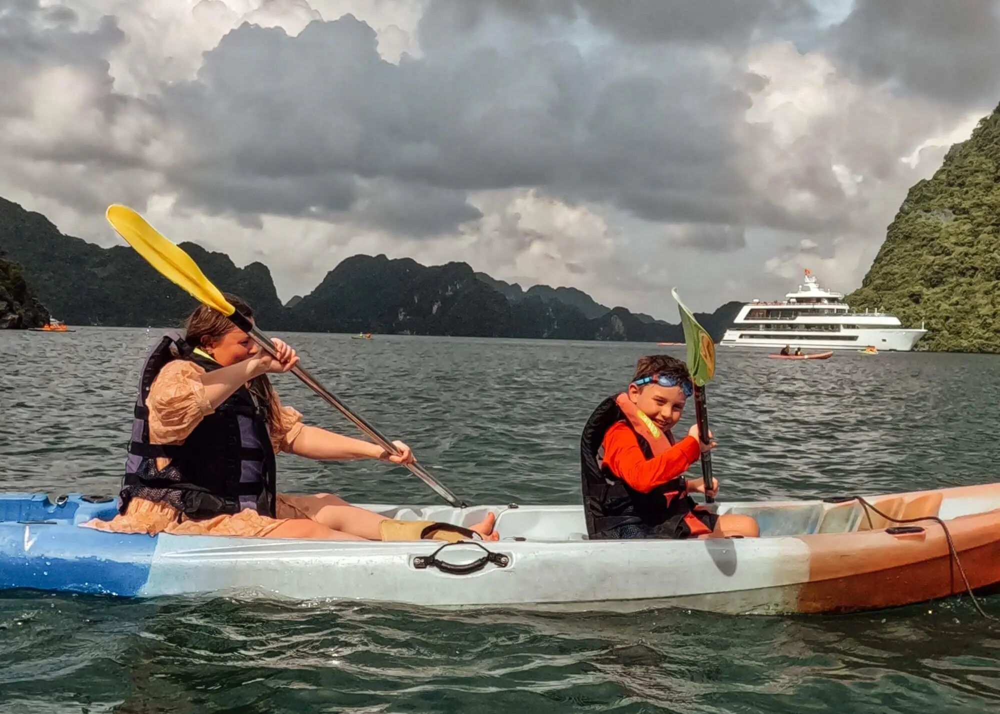 Capture the majestic beauty of Halong Bay’s seascapes