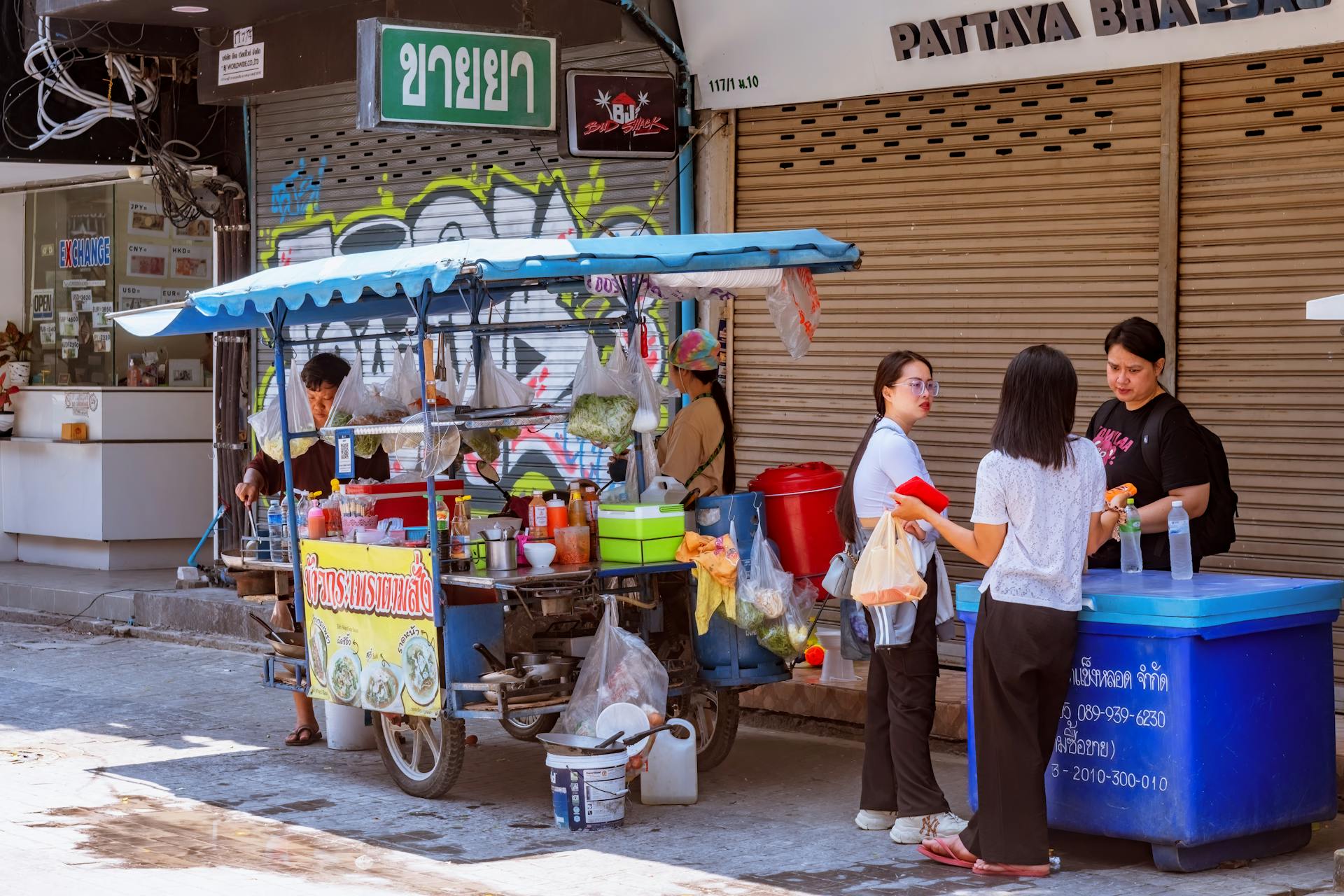 Savor delicious Thai street food at night markets