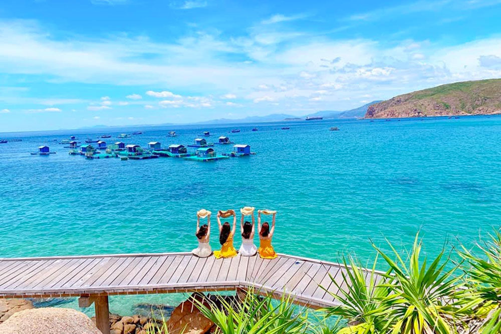Experience Vietnam’s coasts with guided tours