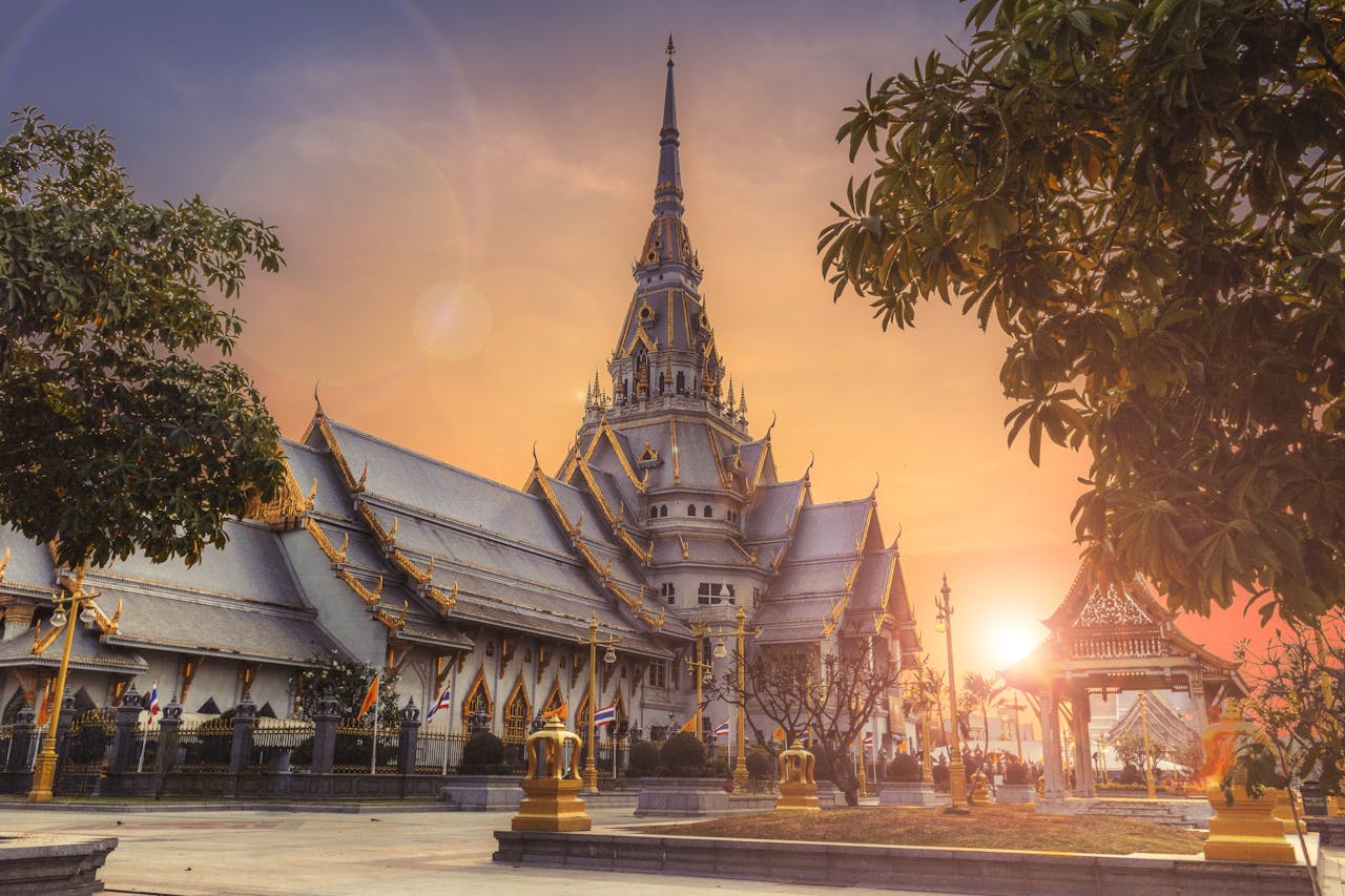 Capture the breathtaking beauty of Bangkok’s most sacred site