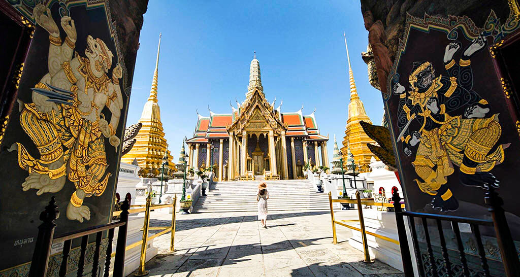 Capture the breathtaking beauty of Bangkok’s most sacred site