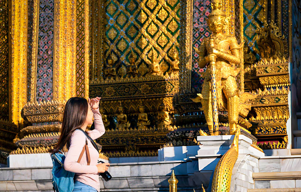 Capture the breathtaking beauty of Bangkok’s most sacred site