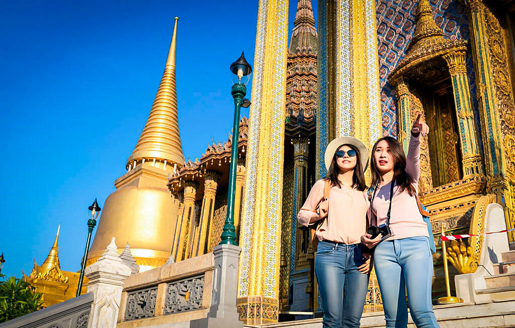 Capture the breathtaking beauty of Bangkok’s most sacred site