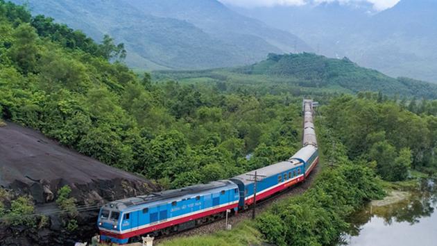 Capture the relaxing beauty of Hanoi to Lao Cai rail journey