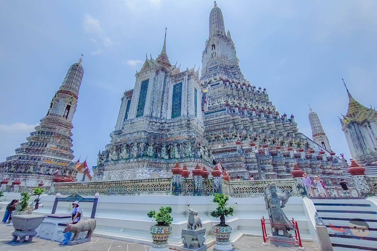 Capture the breathtaking beauty of Bangkok’s most sacred site
