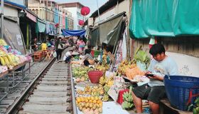 Mae Klong Railway Market local