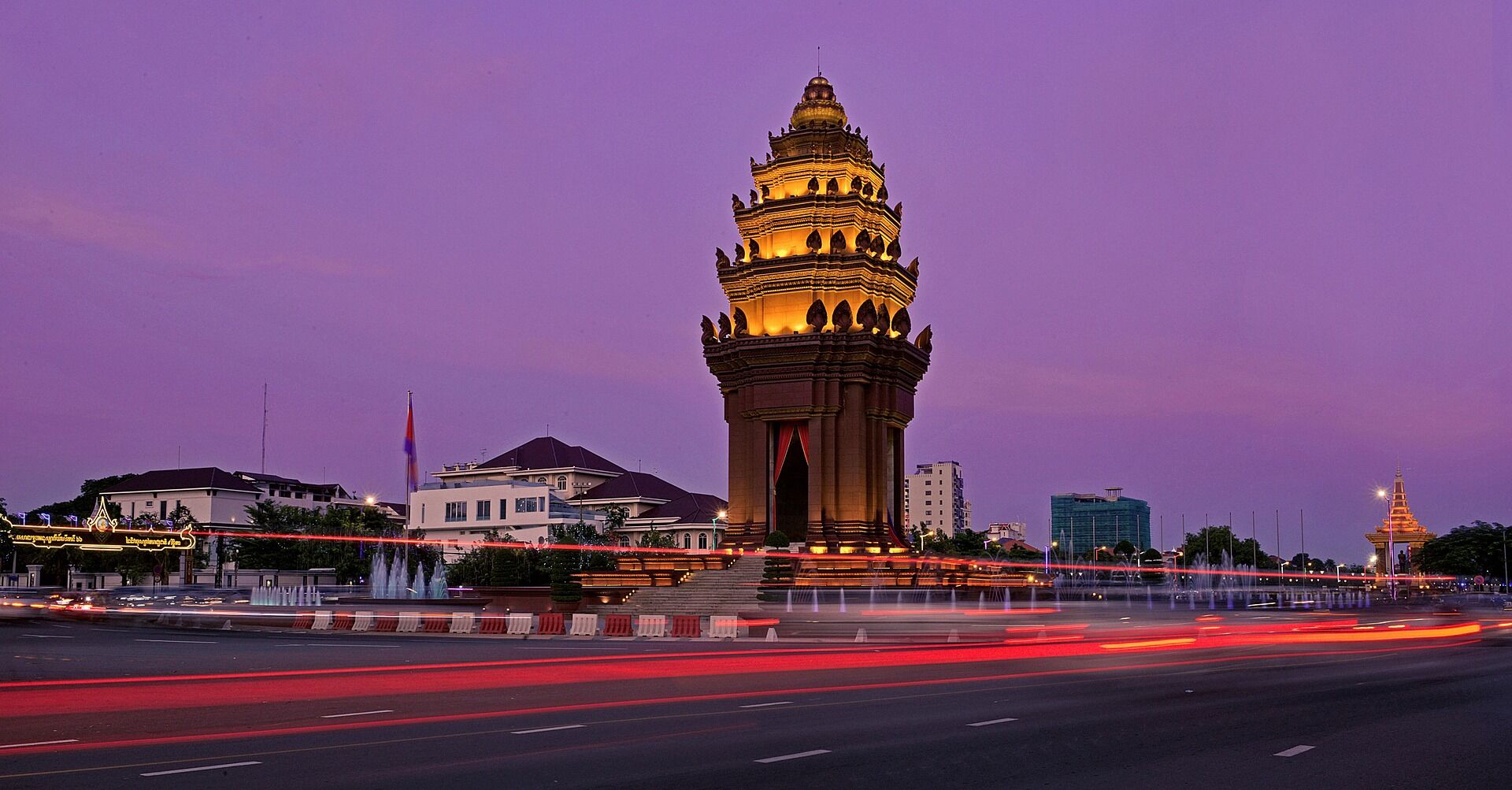 See the illuminated landmark of Cambodian independence