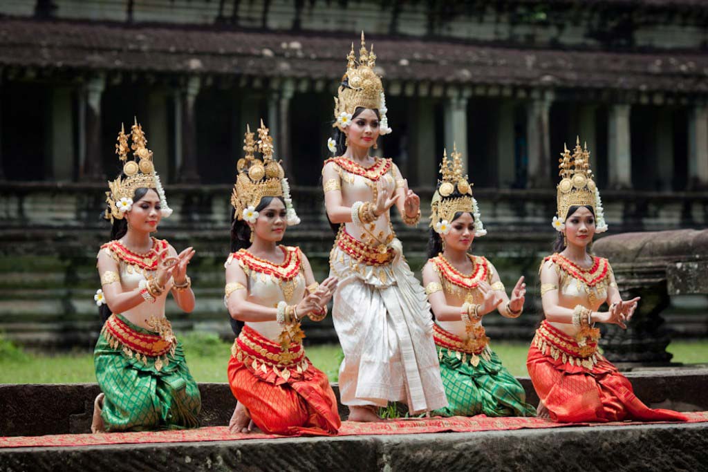 njoy the graceful traditional Apsara dance in Siem Reap