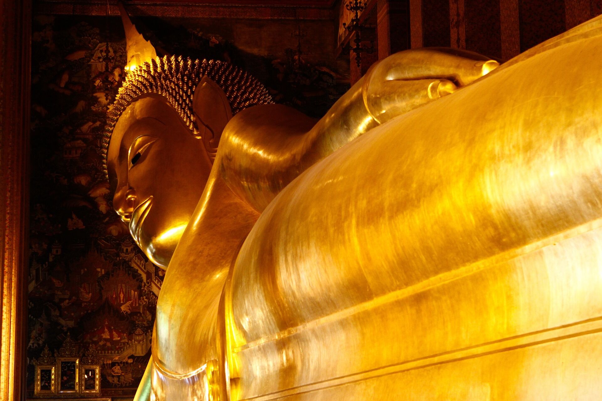 Capture the stunning beauty of Bangkok’s cultural landmarks