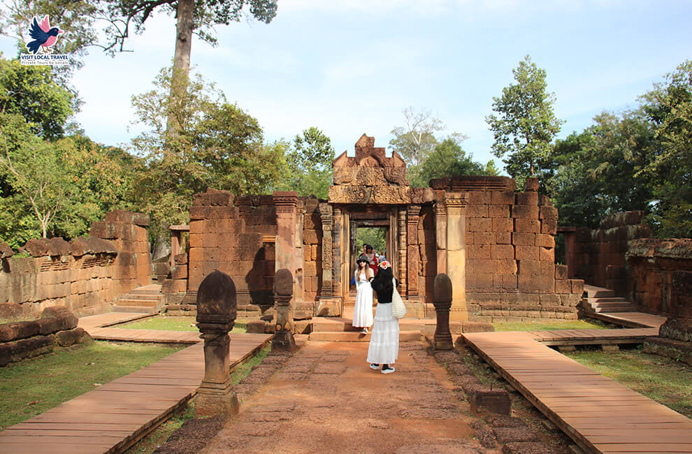 Begin your exploration with Banteay Srei’s tranquil ambiance