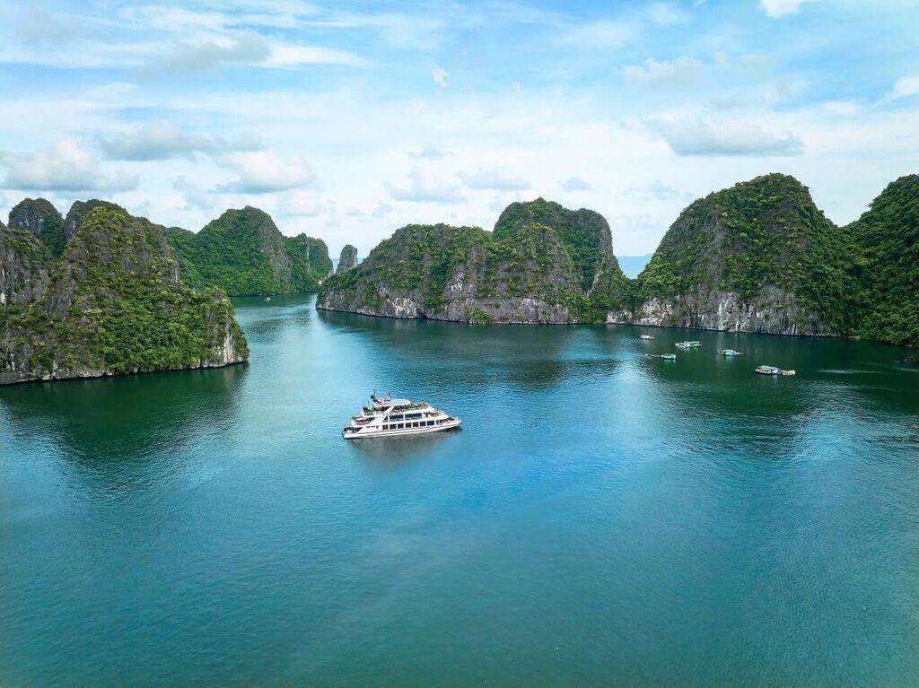 Capture the majestic beauty of Halong Bay’s natural landmarks