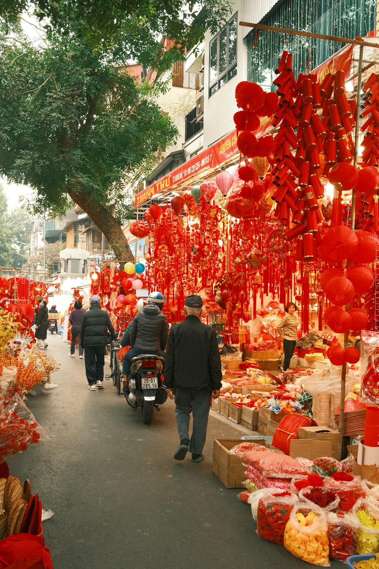 Capture the bustling beauty of Hanoi’s cultural landmarks
