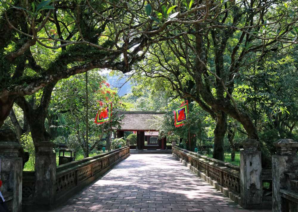 Immerse in Hoa Lu’s rugged historical vibe