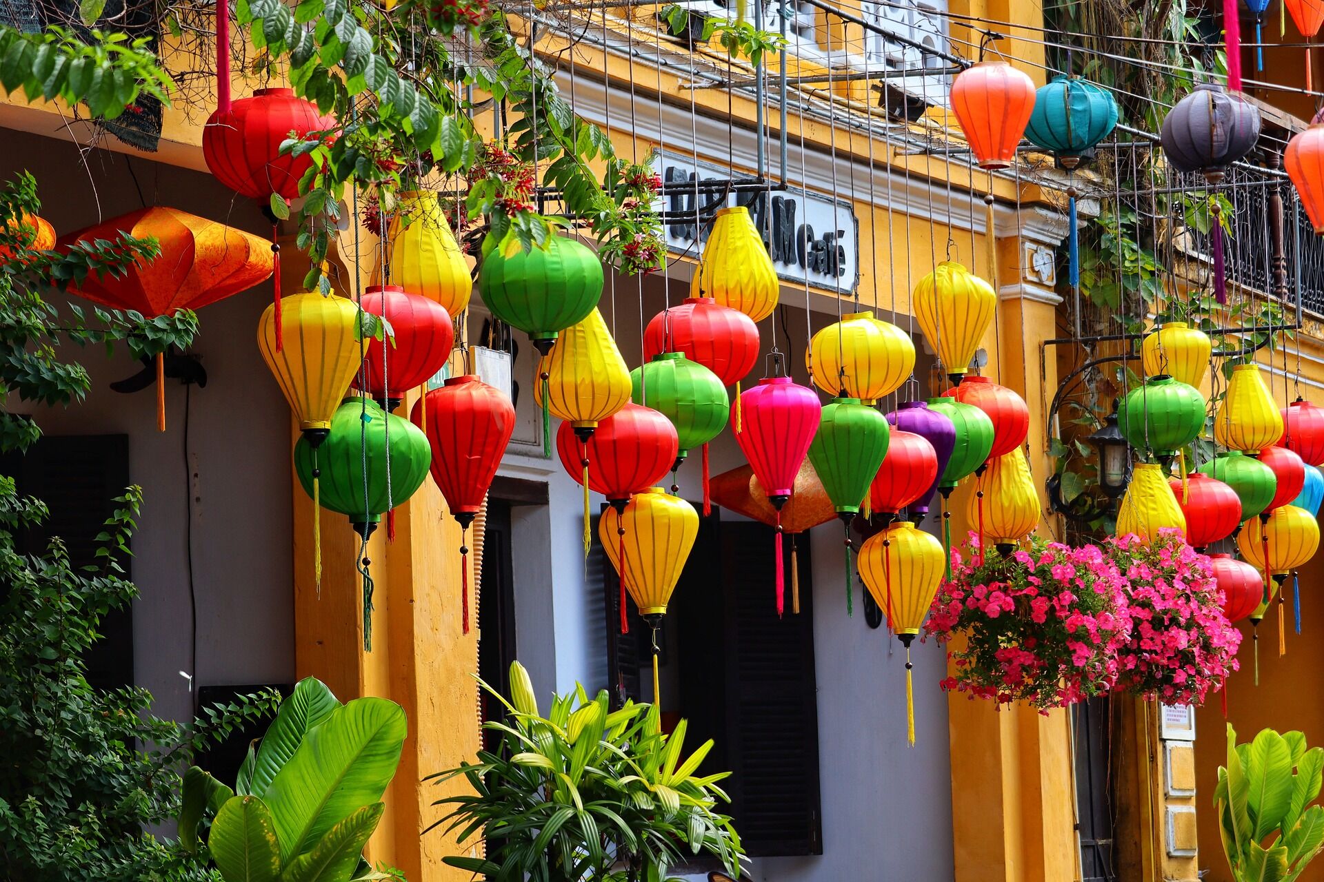 Immerse in Hoi An’s romantic ancient vibe