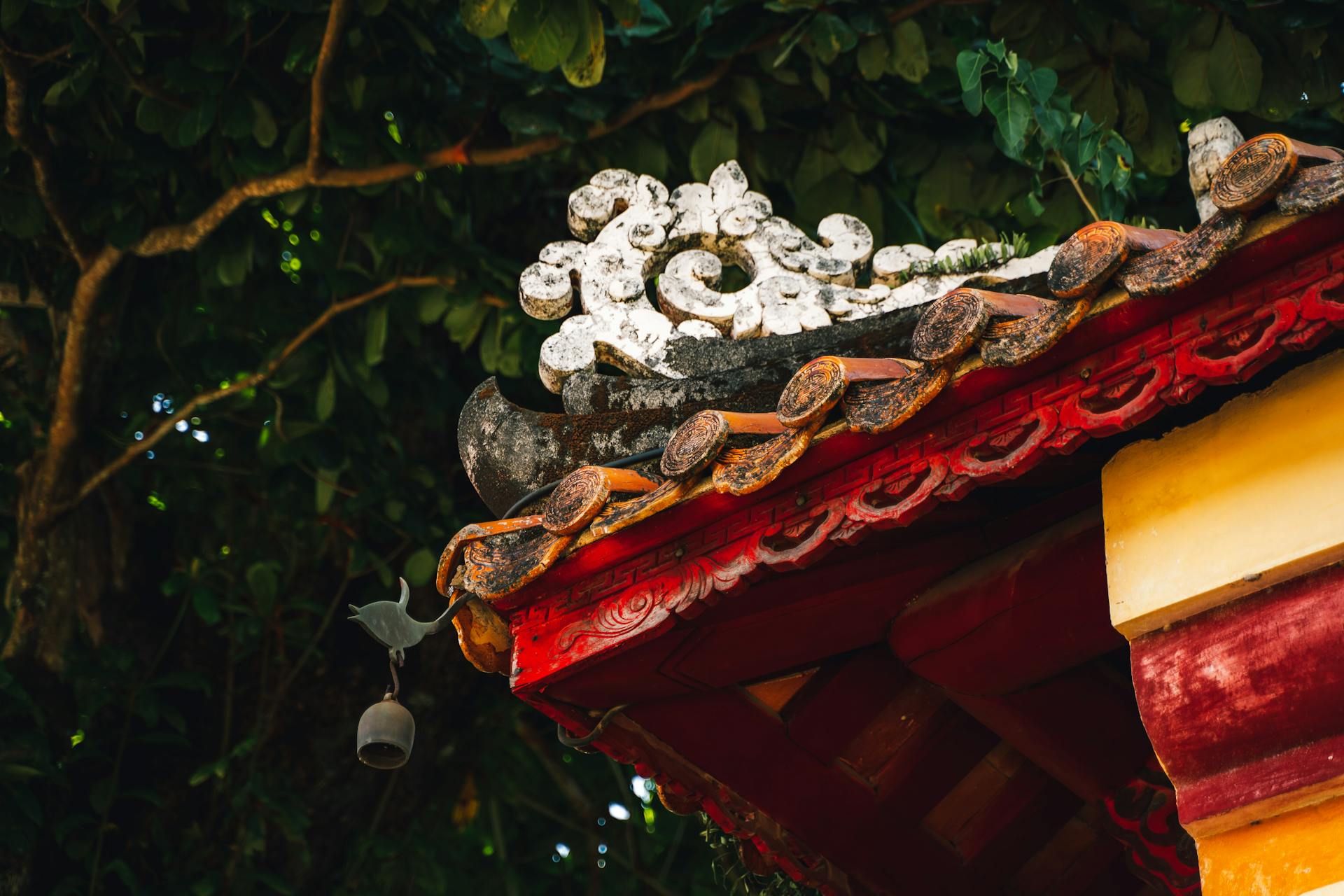 Photograph the historic artistry of Hue’s royal past