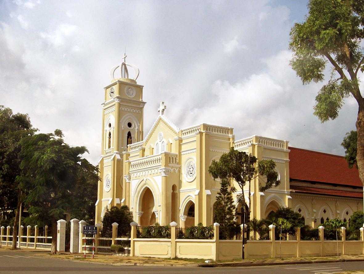 Capture the authentic charm of Vietnam’s religious scene