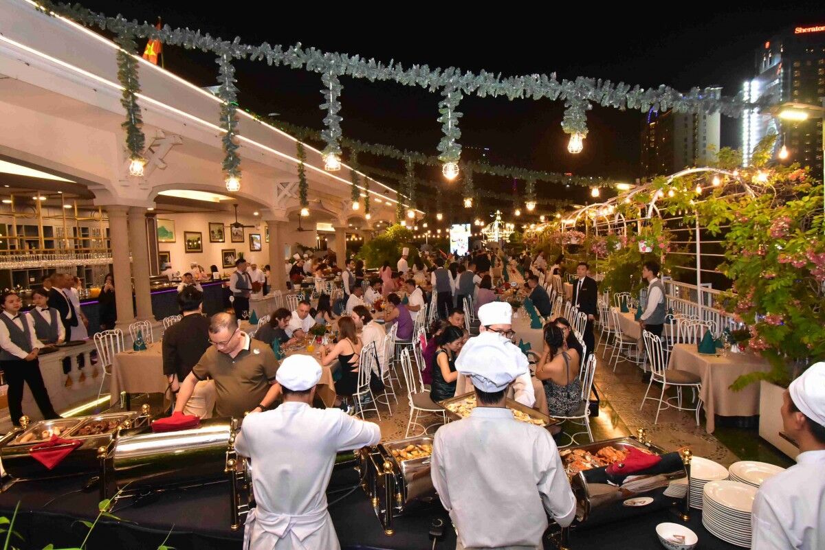 Saigon Rex Hotel Rooftop Bar 4